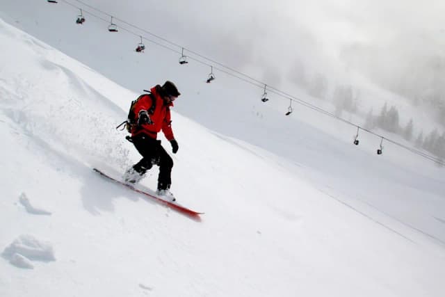 Jak ustalić, która noga z przodu na snowboardzie jest najlepsza?